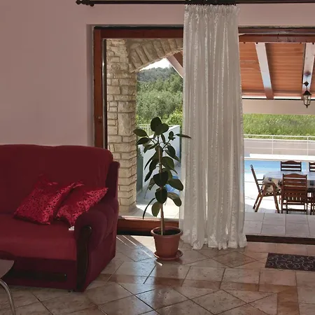 Amazing Home In Pula With House Sea View Premantura