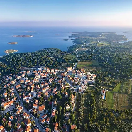 Amazing Home In Pula With House Sea View Premantura